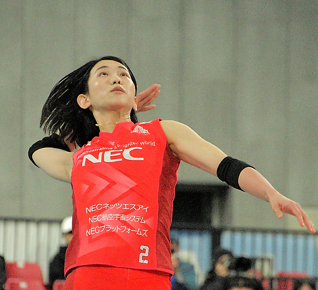 バレーボール女子の全日本選手権決勝でジャンプサーブを打つＮＥＣの古賀