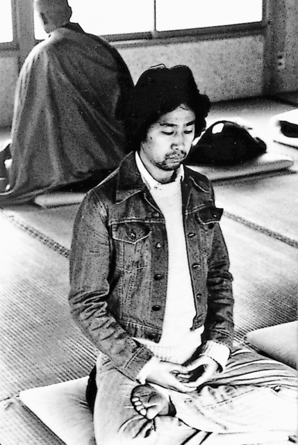 静岡県浜松市の寺院で座禅を組む（１９７６年）＝横尾さん提供
