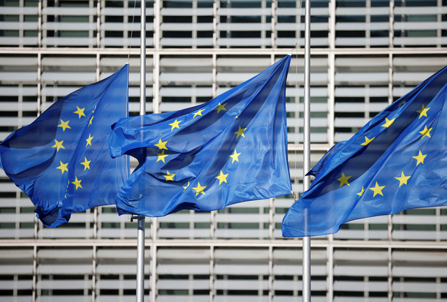 2023年3月1日、ベルギー・ブリュッセルの欧州委員会本部前に掲げられた欧州旗=ロイター