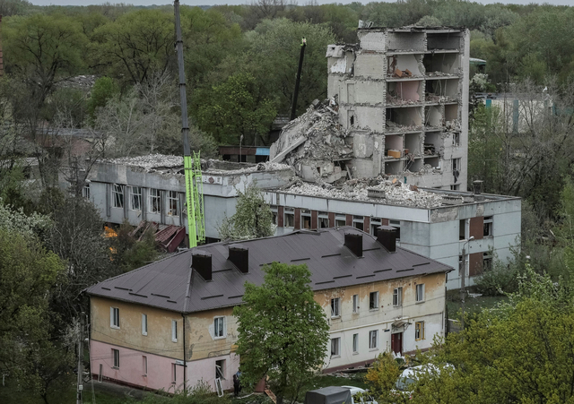 ウクライナ北部チェルニヒウで2024年4月17日、ロシア軍のミサイル攻撃によって被害を受けた建物＝ロイター