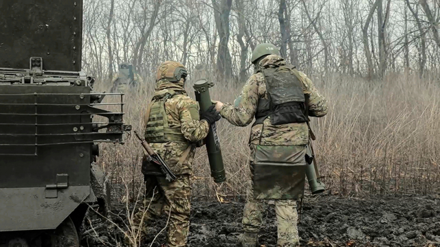 ウクライナ領でウクライナ側を攻撃するロシア軍兵士。ロシア国防省が2024年4月9日に公開した＝AP