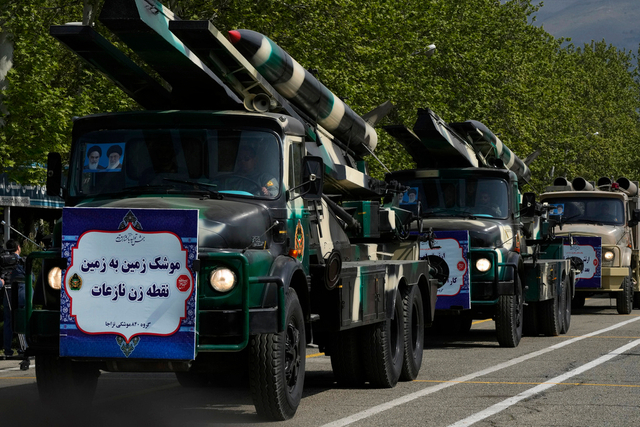 2024年4月17日、テヘラン北部にある軍事基地で行われたパレードでトラックに積まれたミサイル=AP