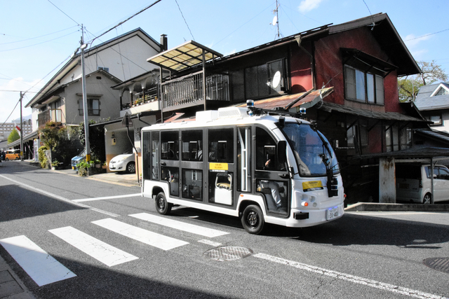 実証実験で市街地を走る自動運転バス=2024年4月17日、長野県飯田市追手町2丁目、佐藤仁彦撮影