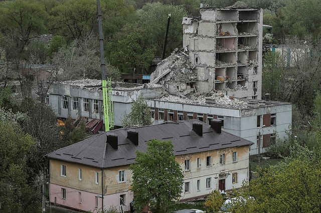ウクライナ北部チェルニヒウで１７日、ロシア軍のミサイル攻撃によって被害を受けた建物＝ロイター