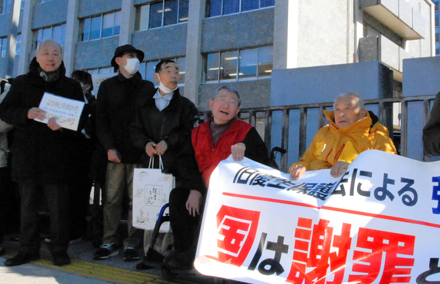 被害者や支援者らとともに、官邸前で旧優生保護法問題の早期解決を求める新里宏二（左端）＝２０２４年３月２１日、東京・永田町、豊秀一撮影