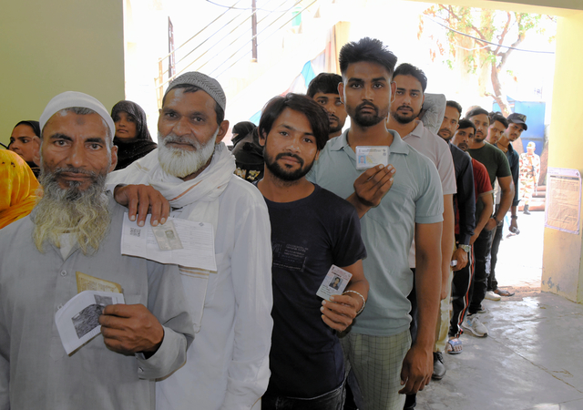 インド総選挙の投票に訪れた人々。有権者は約9億7千万人に上り、「世界最大の選挙」と称される=2024年4月19日、インド北部ウッタル・プラデシュ州カイラナ、石原孝撮影