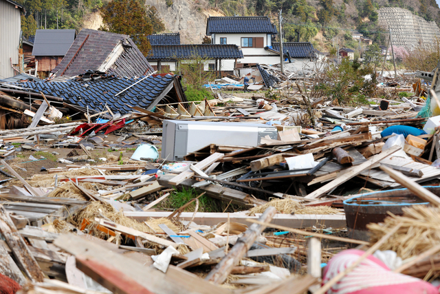 地震と津波で多くの家屋が倒壊した石川県珠洲市宝立町では、今も手つかずのがれきが残ったままで、風景は被災直後から大きく変わらない＝２０２４年３月３１日午前、林敏行撮影