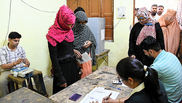 インド総選挙の投票に訪れた人々。ヒジャブやブルカを身につけるイスラム教徒もいた＝１９日、インド北部ウッタル・プラデシュ州カイラナ、石原孝撮影