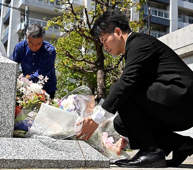 事故現場近くの慰霊碑に献花する、遺族の松永拓也さん（右）と亡くなった真菜さんの父・上原義教さん＝小宮健撮影