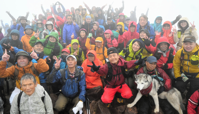山開きで久住山頂に集まった登山者。手前左端が最高齢88歳の阿部誠さん=2024年4月21日午前11時6分、大分県竹田市、貞松慎二郎撮影