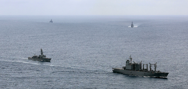 海上自衛隊のヘリコプター２機が消息不明になった海域を捜索する艦船＝２１日午後、伊豆諸島沖、本社機から、長島一浩撮影