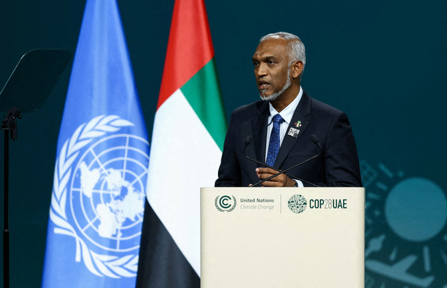 アラブ首長国連邦のドバイで2023年12月1日、気候変動に関する国際会議に出席し、演説するモルディブのムイズ大統領=ロイター