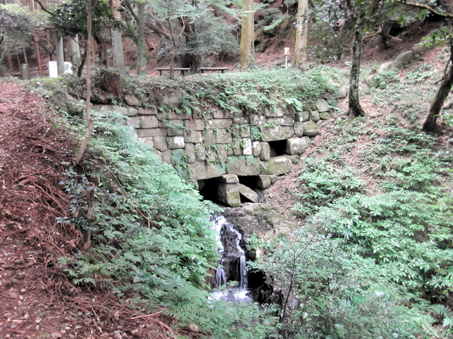 森の中にひっそりと隠れた雷山神籠石。重厚な石垣と水門が現れた=福岡県糸島市