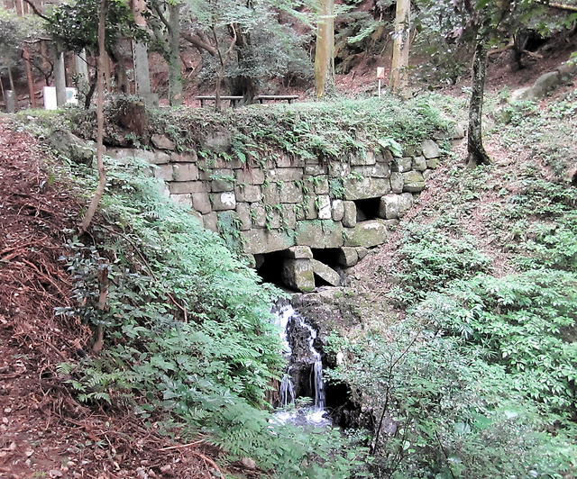 森の中にひっそりと隠れた雷山神籠石。重厚な石垣と水門が現れた＝いずれも福岡県糸島市