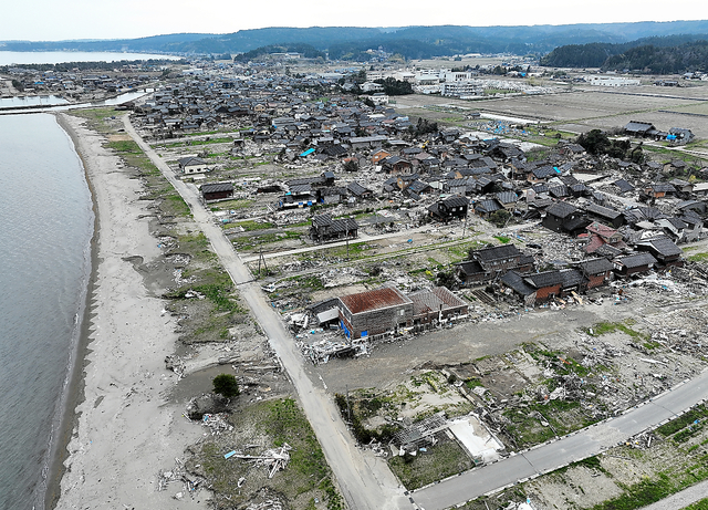 津波で大きな被害を受けた石川県珠洲市宝立町。地震から３カ月以上経っても、被害の爪痕があちこちに残っていた＝８日午後、ドローンで白井伸洋撮影