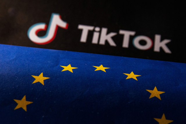 欧州旗とTikTokのロゴ＝2023年6月2日、ロイター