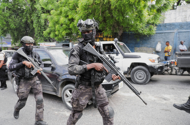 ハイチの首都ポルトープランス近郊で2024年4月25日、警備する治安部隊=ロイター