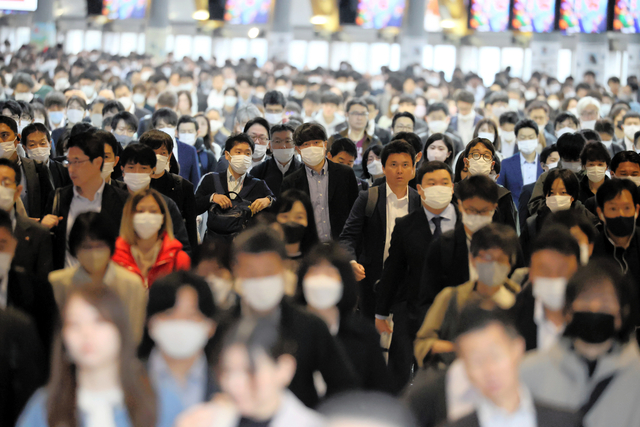 2023年5月8日、新型コロナウイルス感染症が「5類」に移行しても、東京・品川駅では多くの人がマスクを着用していた