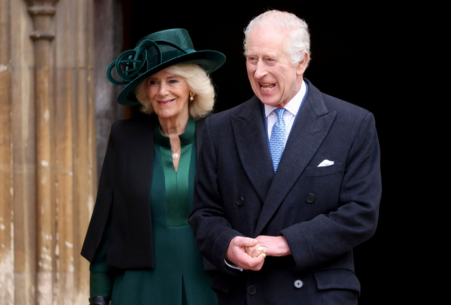 2024年3月31日、英ロンドン郊外にあるウィンザー城の礼拝堂を訪れたチャールズ国王とカミラ王妃=ロイター