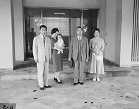 １９６０年（昭和３５）６月　新しい東宮御所を初めて訪れた昭和天皇と香淳皇后。皇太子ご夫妻と浩宮さまが迎える