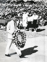 ８月６日　皇太子さまは広島の原爆慰霊式と平和記念式典に参列、慰霊碑に花輪をささげる