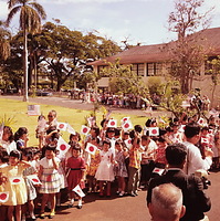 ハワイに到着した皇太子ご夫妻を、星条旗と日の丸を手にして歓迎する日系市民たち
