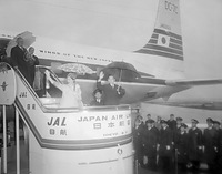 １０月７日　米国から帰国、羽田空港で日航特別機のタラップから手を振って応える皇太子さま、美智子さま。左上は随員の小泉信三東宮御教育参与