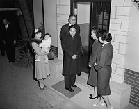 １９６１年（昭和３６）１月　東京・五反田の正田邸に里帰りした美智子さまと浩宮さま、皇太子さま（中央）を出迎える父・英三郎さん、母・富美子さん、妹・恵美子さん