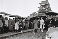 長野県内を視察、松本城で出迎えの人たちに会釈する皇太子さま、美智子さま