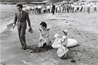 神奈川県の葉山御用邸前に広がる一色海岸の砂浜で遊ぶ浩宮さまを見守る