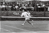 ７月　皇太子ご夫妻の結婚を記念して行われたテニストーナメントで、ボールを追う美智子さま。スタンド中央で皇太子さまも観戦する