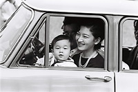 軽井沢で皇太子さま運転の車でドライブ中の美智子さま、浩宮さま