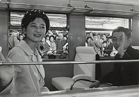１０月　関西・北陸を訪問する旅で、近鉄臨時電車で奈良から京都に向かう皇太子さま、美智子さま