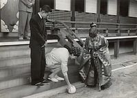 京都御所で蹴鞠を観覧し、マリを手にする美智子さまと皇太子さま