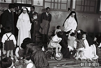 鹿児島市の児童養護施設「愛の聖母園」で、子どもたちに言葉をかける皇太子さまと美智子さま