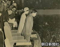 １９６３年の大相撲初場所観戦に訪れ、観客の歓声に会釈で応える皇太子さま、美智子さま。左は時津風理事長（元双葉山）