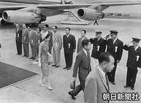 ９月　体調が回復した美智子さまとともに山口夏季国体に出席するため、福岡空港に到着した皇太子さま