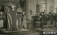 ギリシャ国王・故パウル１世追悼式に参列した皇太子さまと美智子さま。祭壇前はウラジミル主教。東京・神田駿河台で