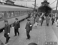 東京・両国駅から、房総西線（現内房線）の準急「内房２号」で、千葉県訪問に出発する皇太子さま、美智子さま、浩宮さま