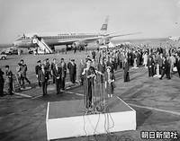 メキシコ訪問から帰国し羽田空港でお言葉を発表する皇太子さま。右は美智子さま、後方は日航特別機「霧島」（ＤＣ８型機）