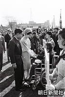 パラリンピック東京大会開会式で、フィールドまで降りてオーストラリアの選手と握手をする美智子さま、皇太子さま。東京・代々木の織田フィールドで