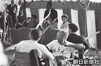 パラリンピック東京大会でアーチェリー競技を観戦する（左から）皇太子さま、香淳皇后、美智子さま。東京・代々木で