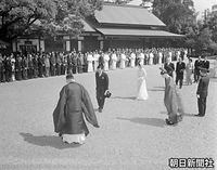 ４月、愛知県への視察の旅行中に、熱田神宮へ参拝をする皇太子さま、美智子さま