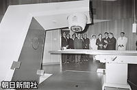 愛知県がんセンターで、放射線照射台を視察する皇太子さまと美智子さま