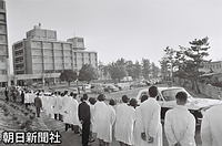 皇太子ご夫妻を見送ろうと並んだ愛知県がんセンターの医師や看護婦（看護師）たち