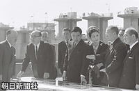 愛知県海部郡飛島村の日光川閘（こう）水門で、１９５９年の伊勢湾台風以後の防災対策の説明を受ける皇太子さま、美智子さま