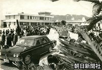 奄美大島視察に出発する皇太子ご夫妻の車列。お二人の奄美訪問は初めて