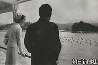 熊本県の八代海で、真珠イカダが浮かぶ静かな海と美しい島々の風景を楽しむ皇太子さま、美智子さま。天草郡松島町前島沖の「初姫丸」船上で
