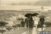 雨の中、熊本県本渡市にあるキリシタンの墓碑が集められている殉教公園を見学する皇太子さま、美智子さま