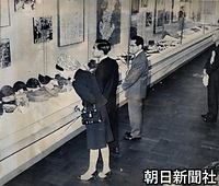 東京・日本橋の三越百貨店で開かれた「これが沖縄だ」展を訪れ、第二次大戦の沖縄戦の遺品に真剣な表情で見入る皇太子さまと美智子さま